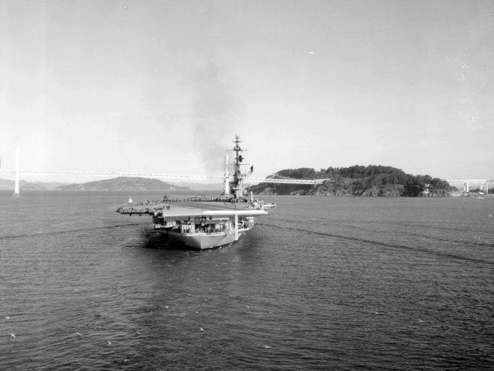 USS Midway (CVA-41) underway in San Francisco Bay in March 1970 (7578513)