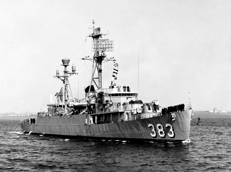 USS Mills (DER-383) underway off Boston, Massachusetts (USA), on 30 March 1964 (NH 107603)