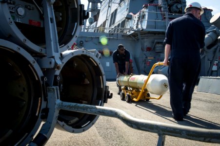 USS Mitscher (DDG 57) 141020-N-RB546-073 (15421638250)