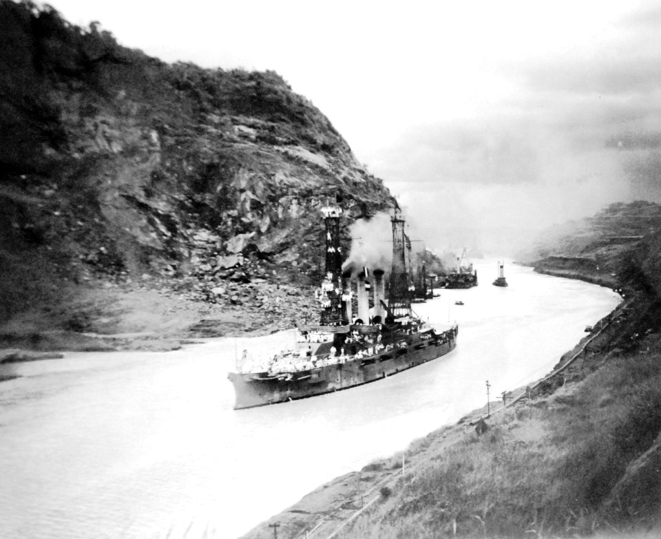 USS Missouri (BB-11) passing Cucaracha Slide in the Panama Canal, July 16, 1915 (18314556189)