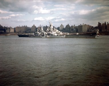 USS Missouri (BB-63) and USS Renshaw (DD-499) at New York City in 1945