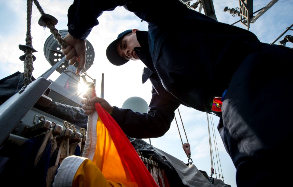 USS Mitscher (DDG 57) 141117-N-RB546-058 (15807963446)