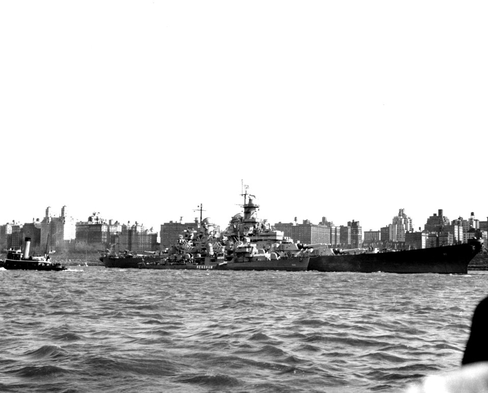 USS Missouri (BB-63) and USS Renshaw (DD-499) off New York City (USA) during the Navy Day fleet review, circa 27 October 1945 (NH 81126)
