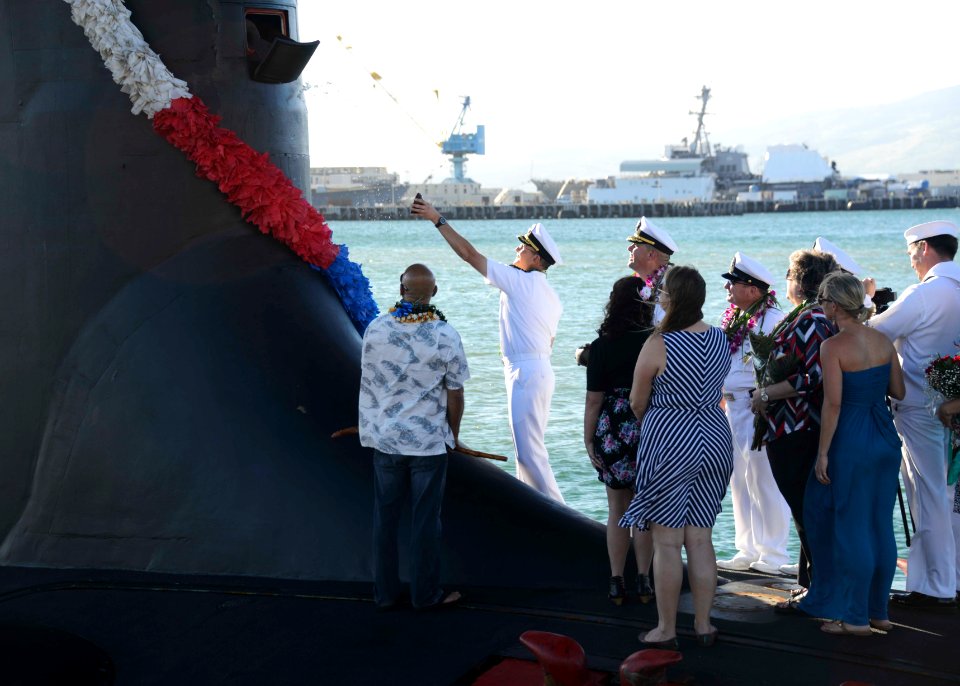 USS Mississippi arrives in Pearl Harbor. (15698283637)