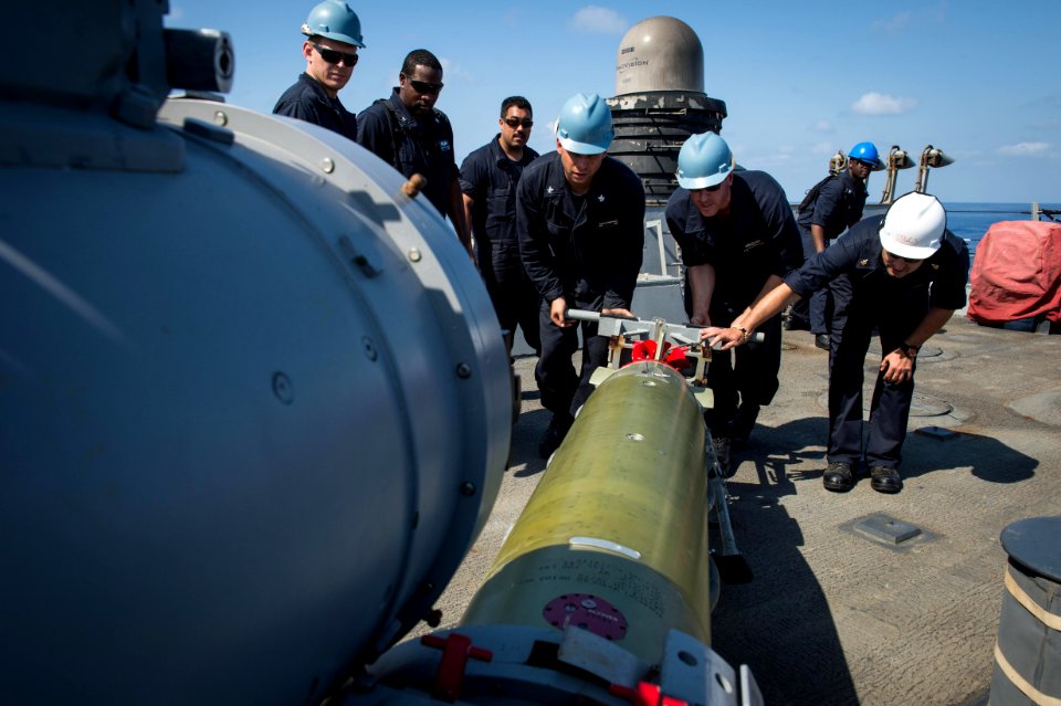 USS Mitscher (DDG 57) 141020-N-RB546-088 (15421229657)