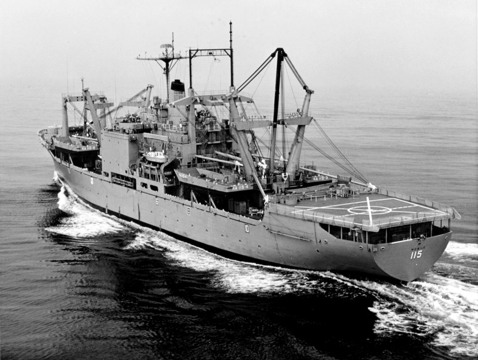 USS Mobile (LKA-115) underway in the Pacific Ocean on 24 January 1971 (NH 107726)