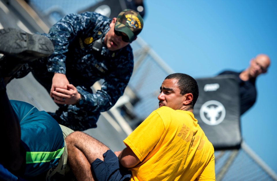 USS Mitscher (DDG 57) 150202-N-RB546-330 (16478302871)