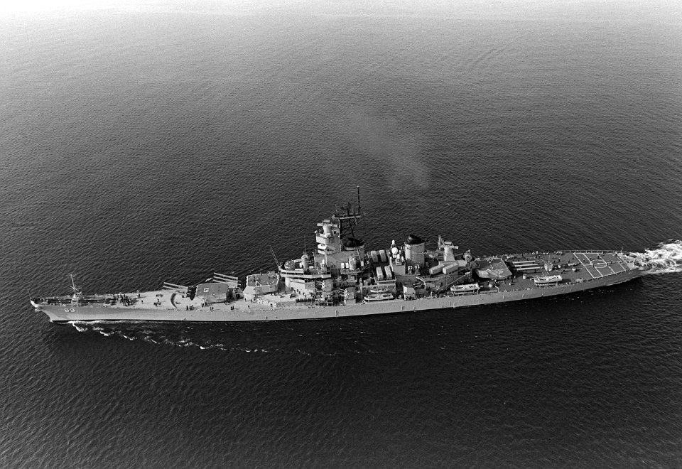 USS Missouri (BB-63) underway in the Mediterranean Sea on 1 November 1986 (6419608)