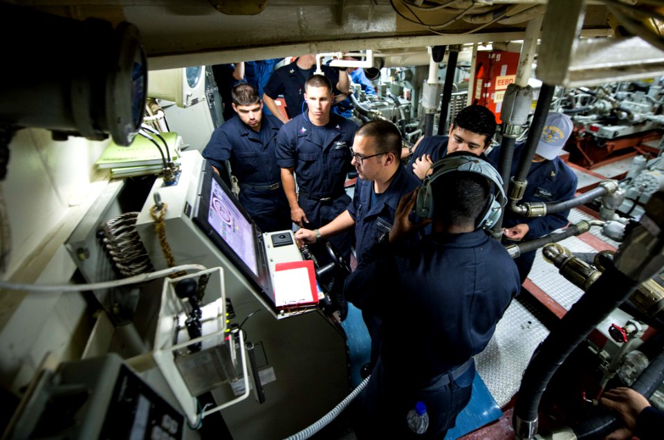 USS Mitscher (DDG 57) 141117-N-RB546-025 (15211635124)