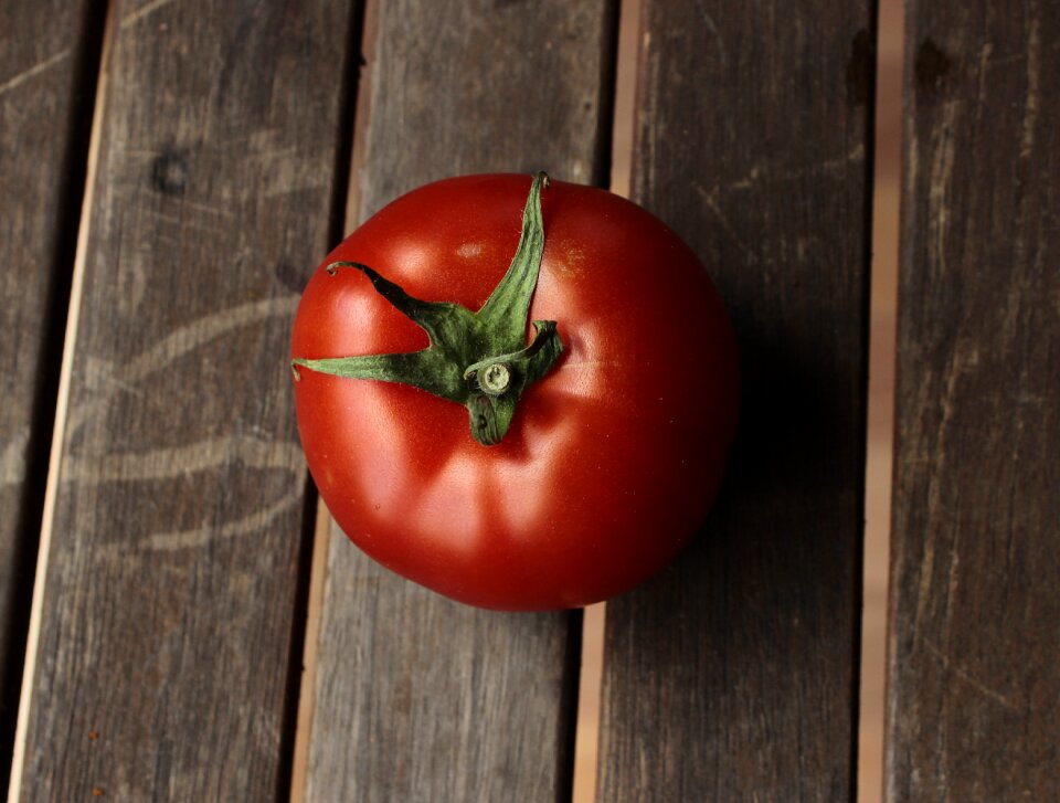 Rustic table tomato photo