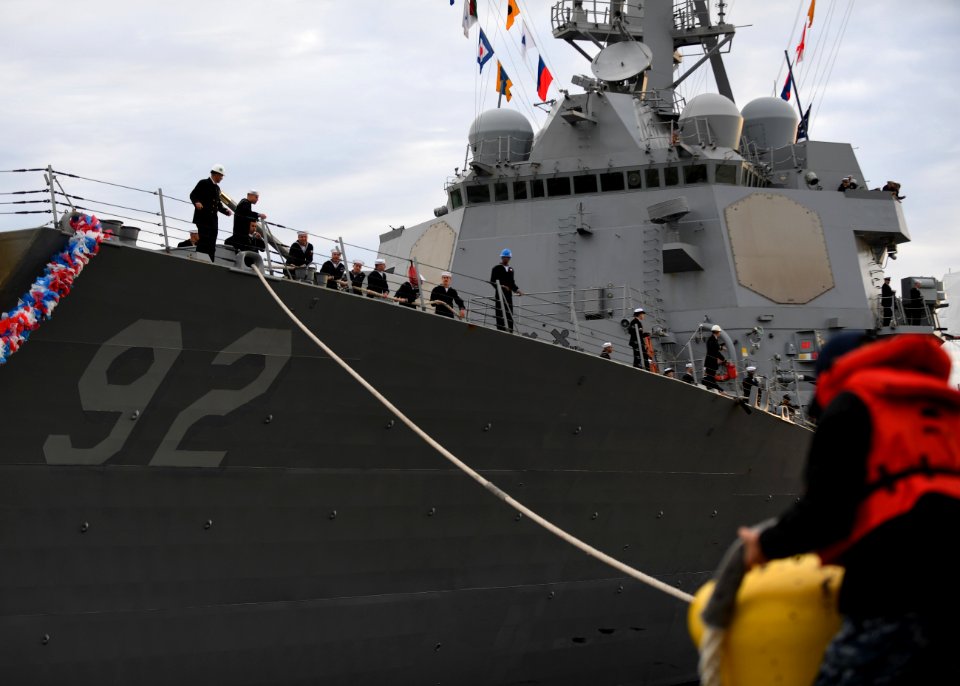 USS Momsen Returns to Homeport 161110-N-WX604-264