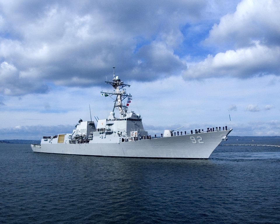 USS Momsen (DDG 92) stbd bow view photo