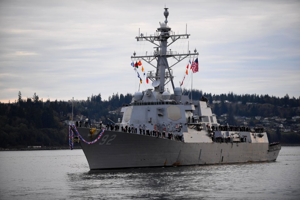 USS Momsen Returns to Homeport 161110-N-WX604-164