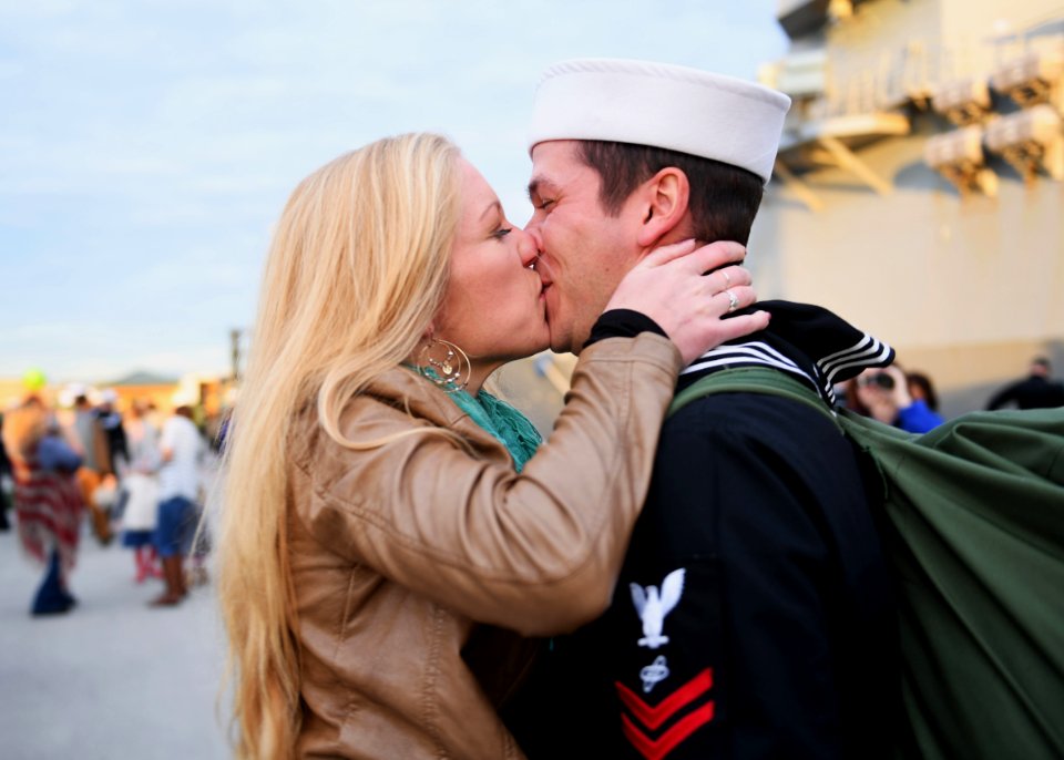 USS Momsen Returns to Homeport 161110-N-WX604-358