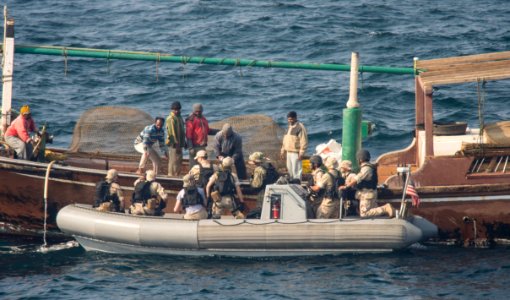 USS Mitscher conducts approach, assist and visit operations. (15536908763)