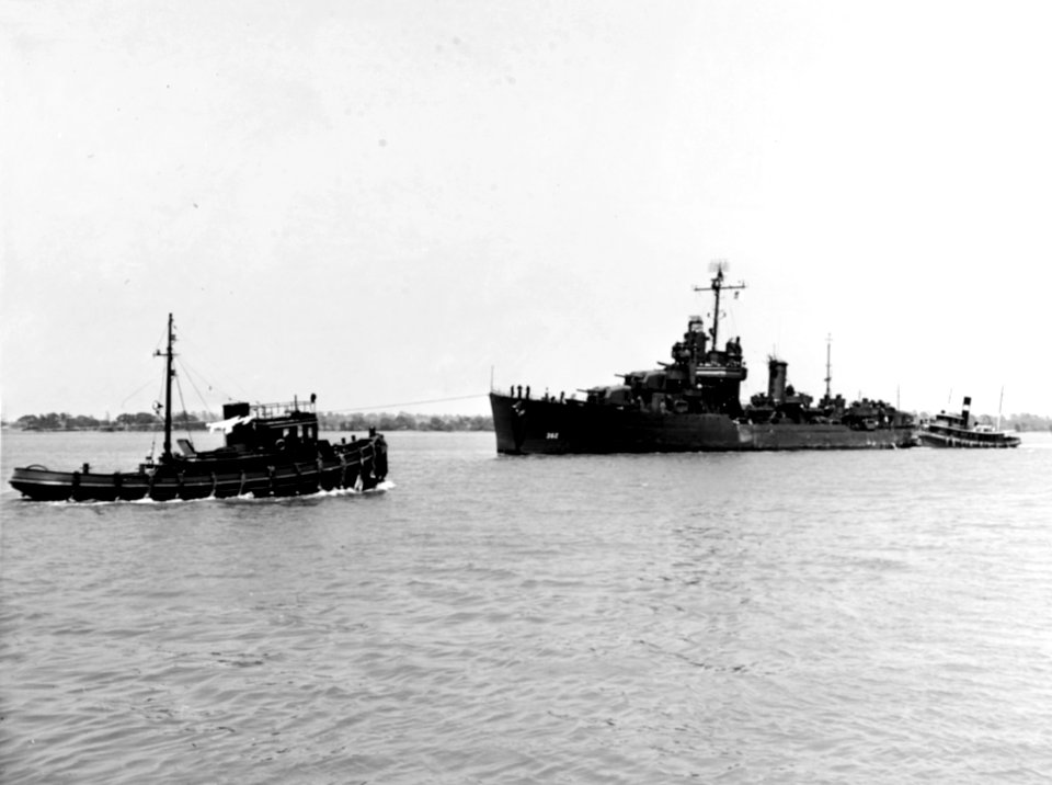 USS Moffett (DD-362) off the Charleston Naval Shipyard, South Carolina (USA), on 1 June 1945 (80-G-365146)