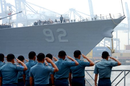 USS Momsen arrives in Jakarta. (8782303843)