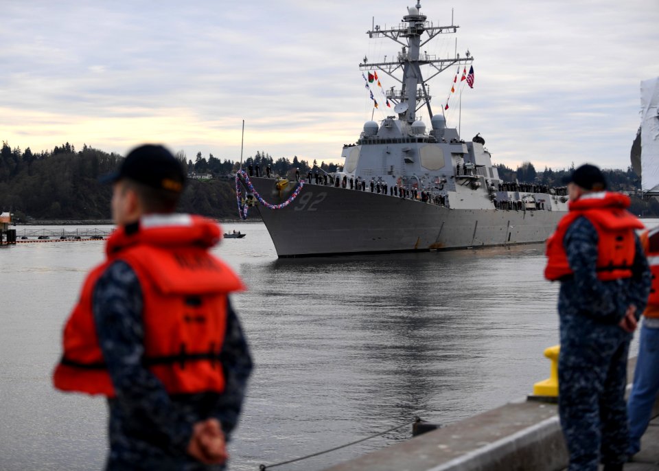 USS Momsen Returns to Homeport 161110-N-WX604-172