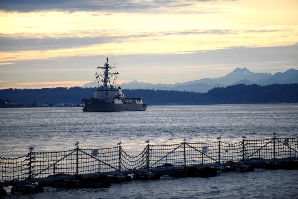 USS Momsen Returns to Homeport 161110-N-WX604-113