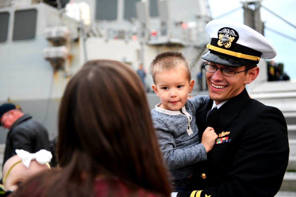 USS Momsen Returns to Homeport 161110-N-WX604-380