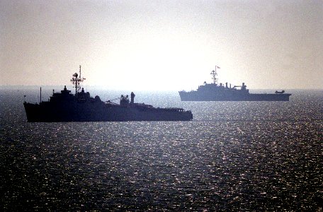 USS Mount Vernon (LSD-39) and USS Denver (LPD-9) off Kuwait on 23 March 1998