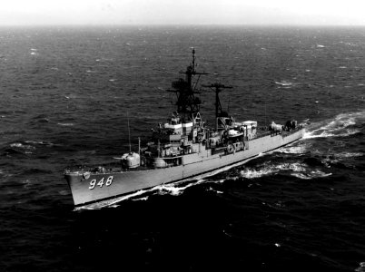 USS Morton (DD-948) underway in the Pacific Ocean on 30 March 1978 (KN-26916)