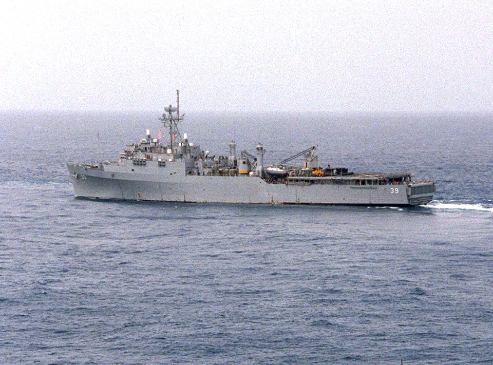 USS Mount Vernon (LSD-39) off Southern California on 23 June 1997