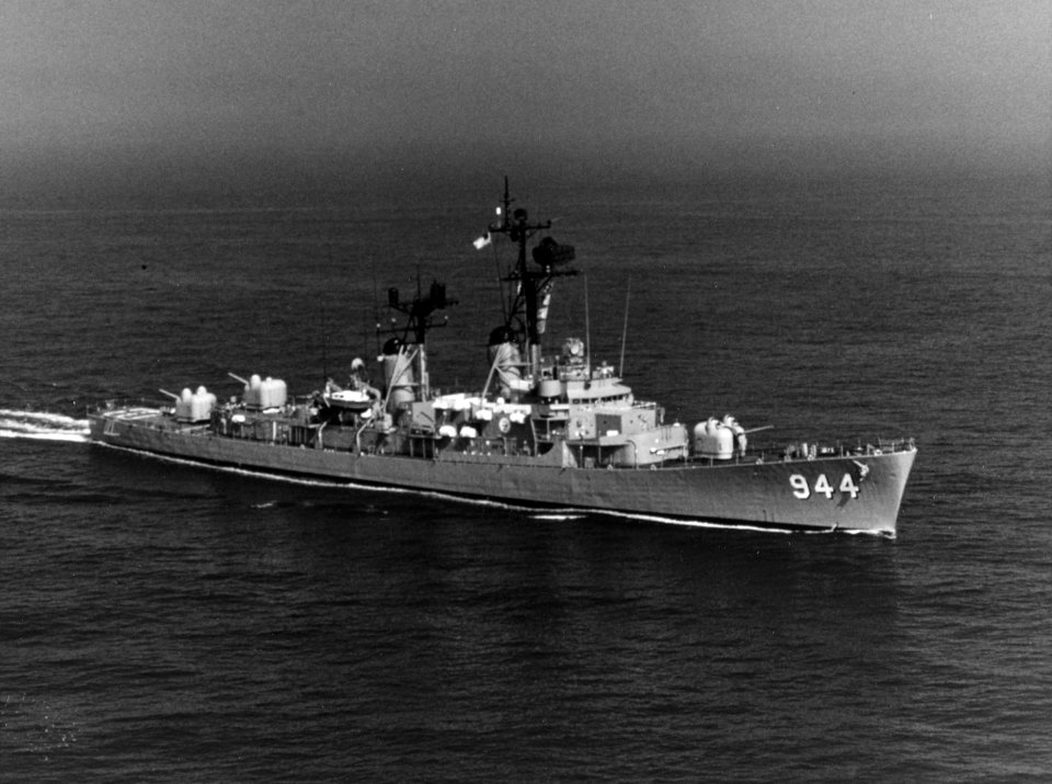 USS Mullinnix (DD-944) underway in the Atlantic Ocean on 26 August 1975