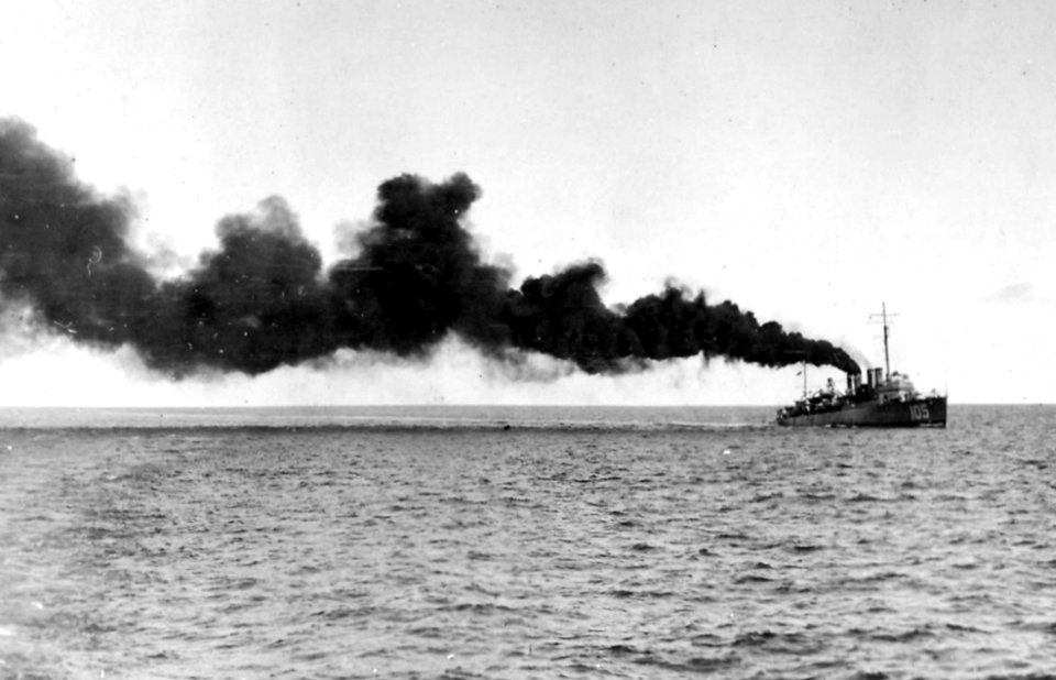 USS Mugford (DD-105) underway in the Pacific