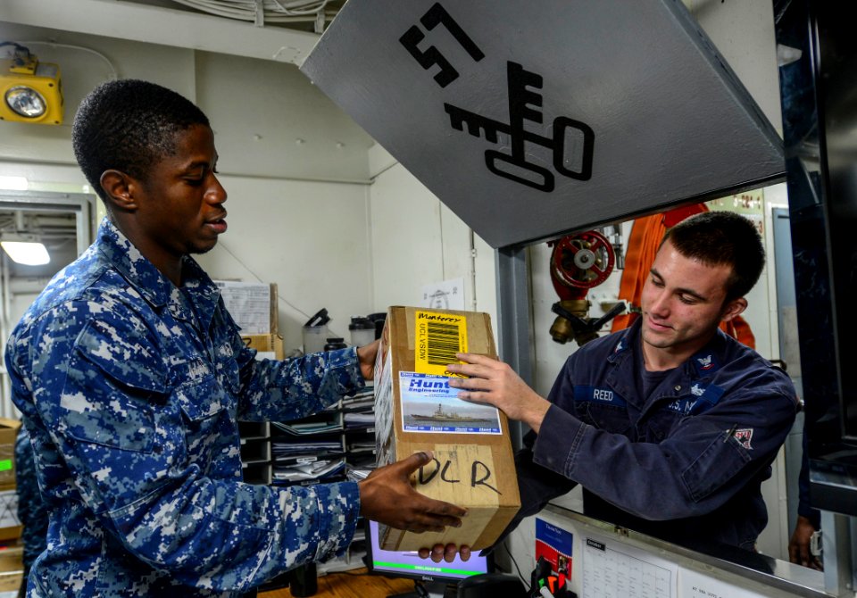 USS MONTEREY (CG 61) 131012-N-QL471-137 (10305732775)
