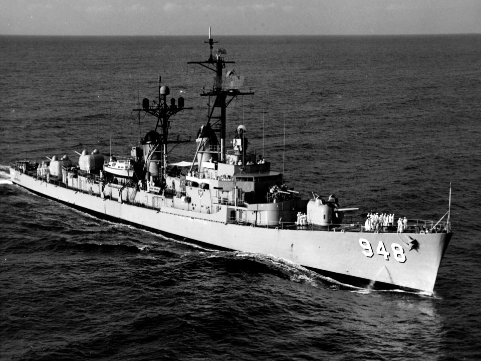 USS Morton (DD-948) underway in the Pacific Ocean 1967