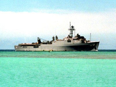 USS Mount Vernon (LSD-39) off Pearl Harbor on 1 June 1991