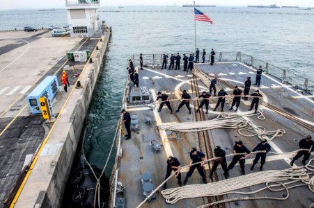 USS Mustin departs Singapore. (17939046285)