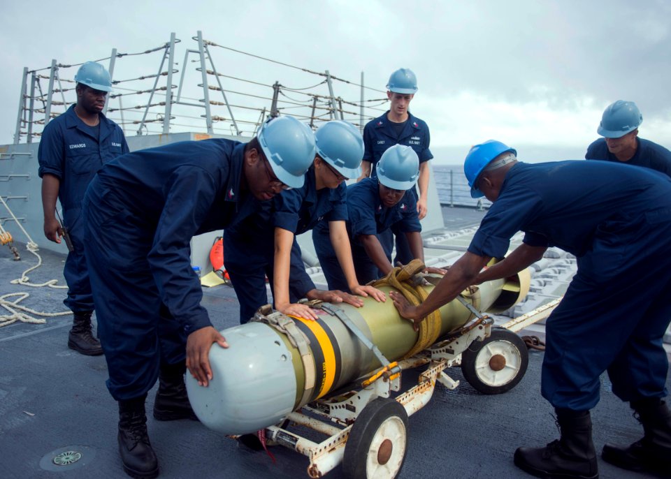 USS Mustin operations 130917-N-CG241-176