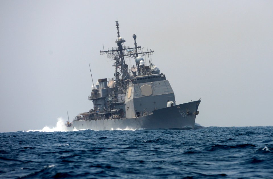 USS Monterey performs high-speed maneuvers. (8951447626)