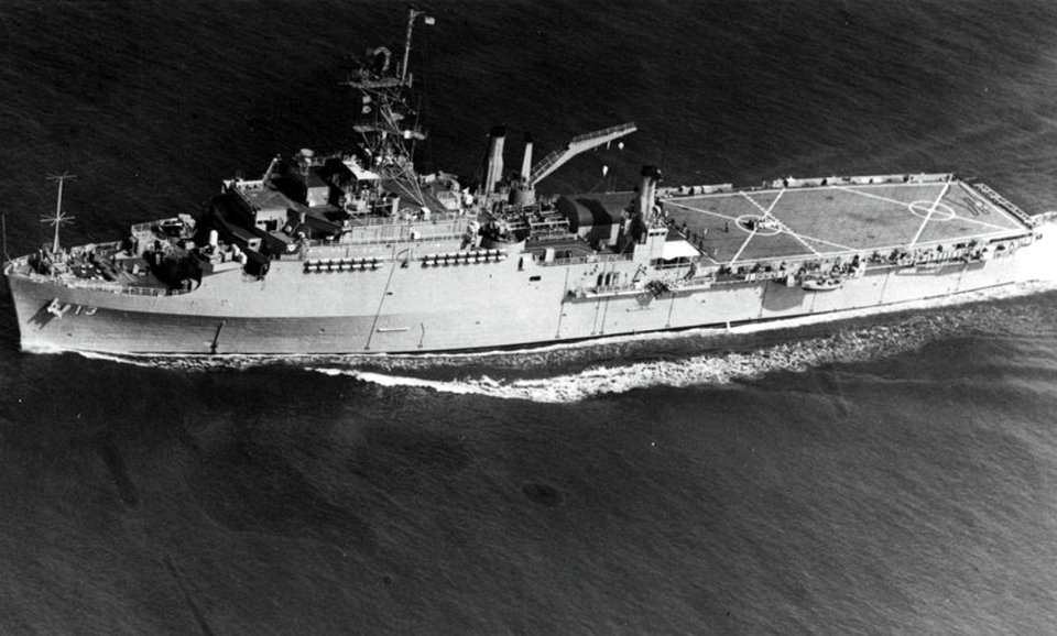 USS Nashville (LPD-13) underway at sea, in 1987