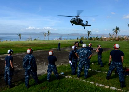 USS Mustin sailors provide aid during Operation Damayan 131117-N-CG241-634