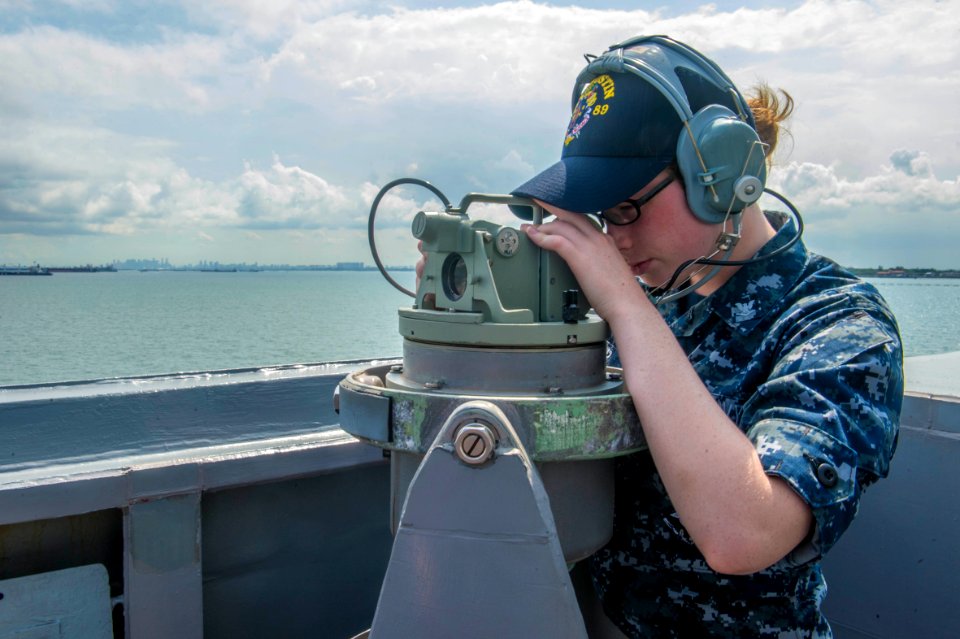 USS Mustin arrives in Singapore 150517-N-ZZ786-110