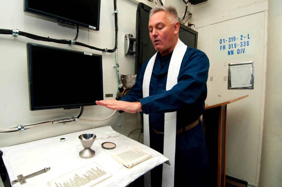 USS Mustin operations 121106-N-MU720-149