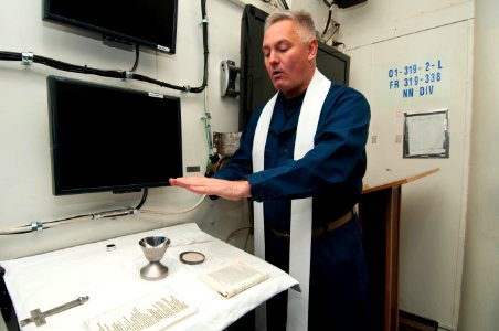 USS Mustin operations 121106-N-MU720-149