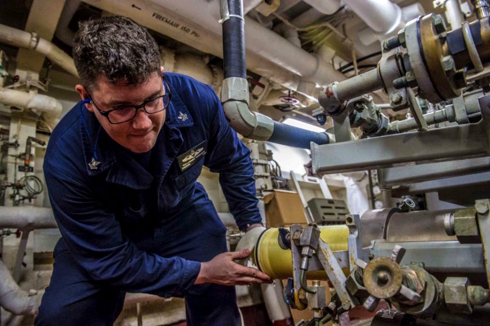 USS Mustin sailors conduct repairs 150530-N-ZZ786-077