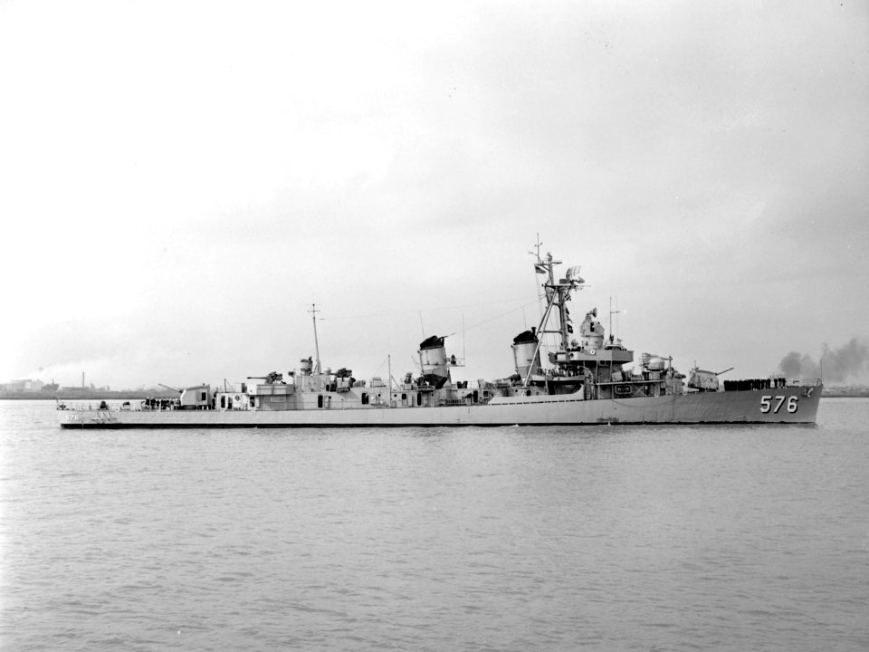 USS Murray (DDE-576) underway c1951