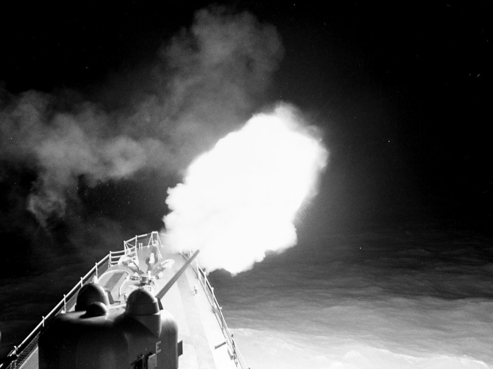 USS Mullinnix (DD-944) shells targets in South Vietnam on 30 October 1966 (USN 1118703)