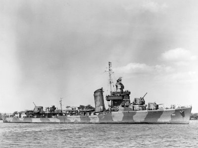 USS Mustin (DD-413) at Pearl Harbor on 14 June 1942 (80-G-10124)