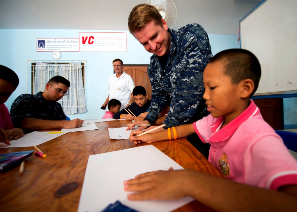 USS Mustin community service project 131029-N-CG241-277 photo