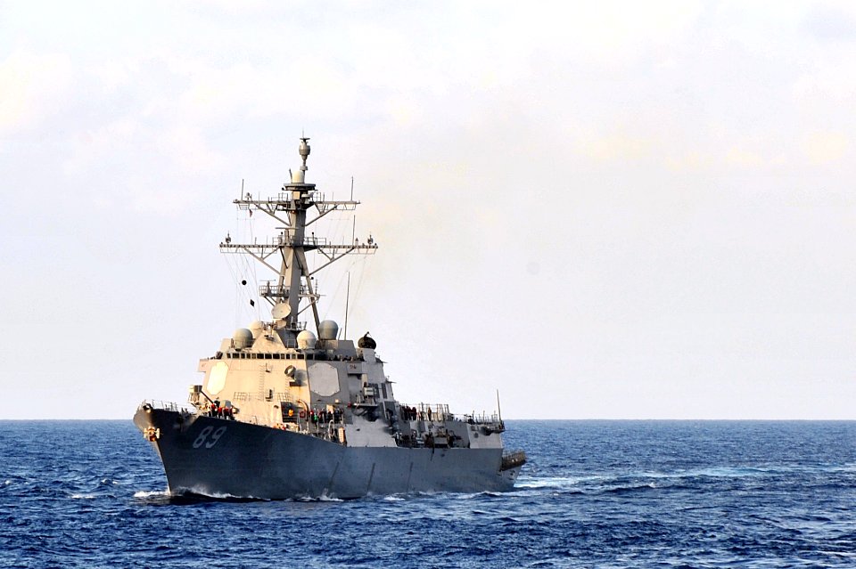 USS Mustin is underway in the Philippine Sea. (8185235734)