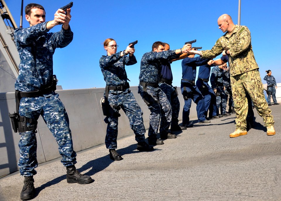 USS NEW ORLEANS (LPD 18) 140214-N-WK391-031 (12649734995)