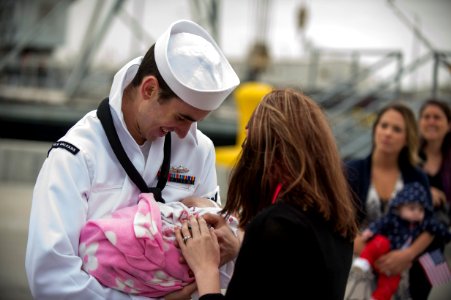USS New Orleans homecoming 140425-N-QC631-029