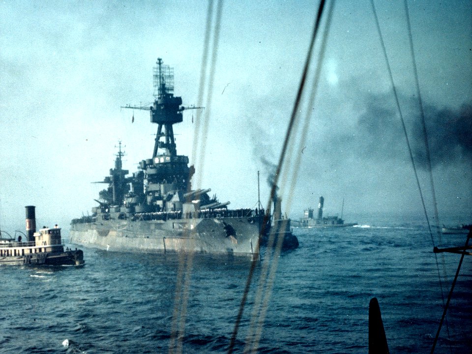 USS New York (BB-34) arrives off New York City (USA), circa 19 October 1945 (80-G-K-6553)