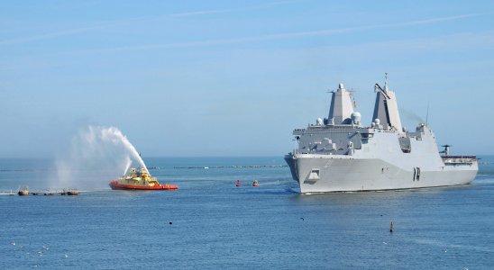 USS New York arrives at Naval Station Mayport 131206-N-WA189-052